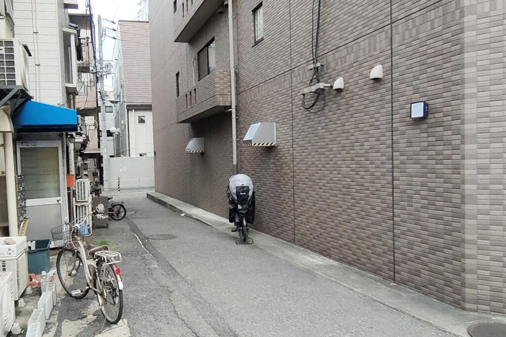 マンション横の路地