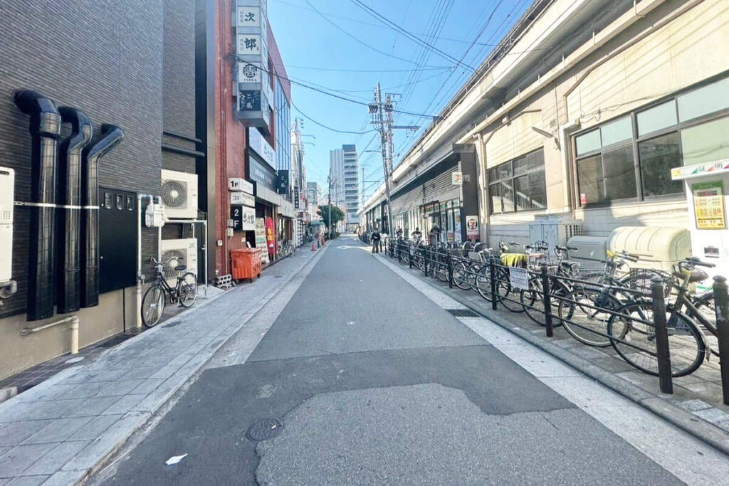 福島駅の改札を出て右へ直進