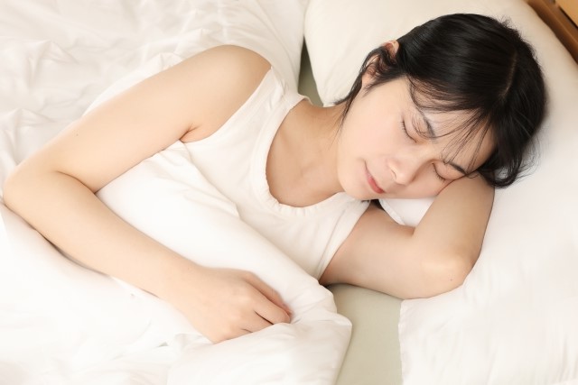 女性がベッドで穏やかに眠っている様子