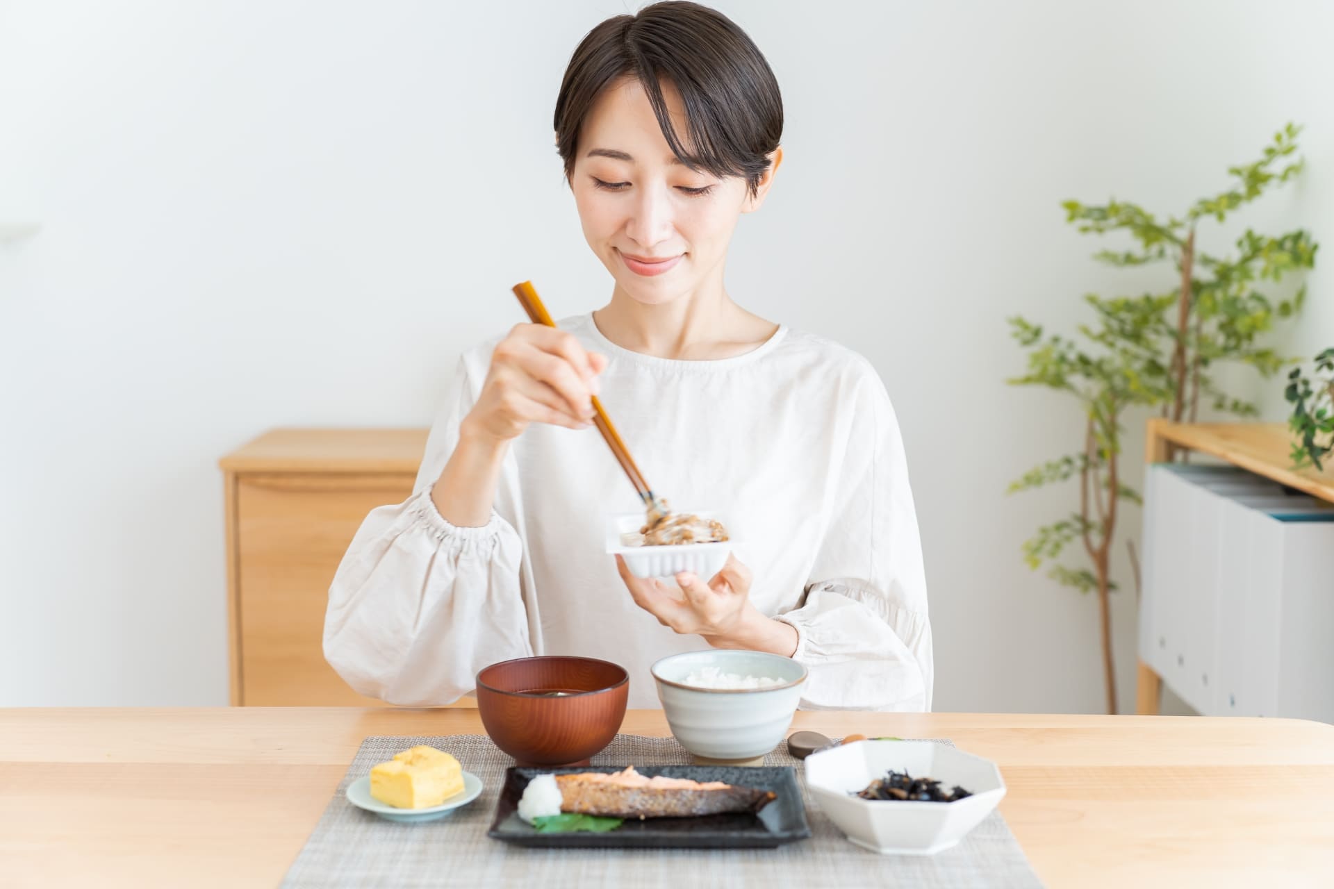 女性が和食を食べている様子