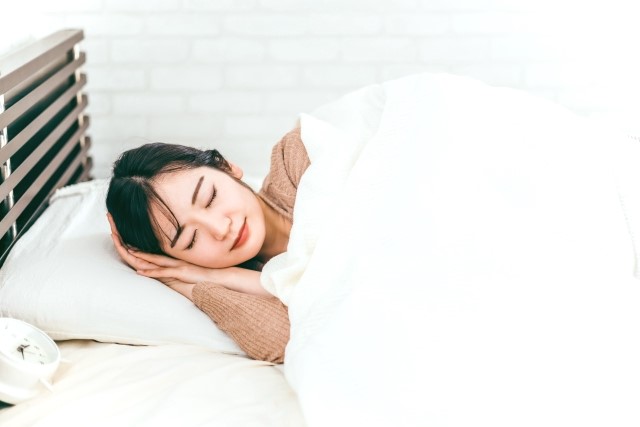 ベッドで眠る女性