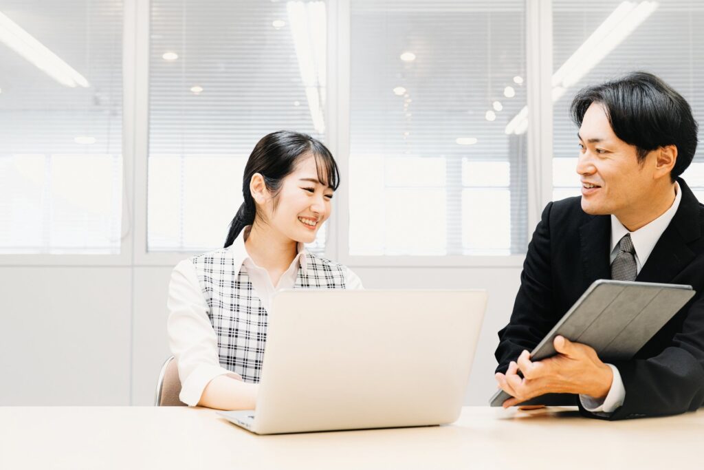 オフィスで働く女性と男性